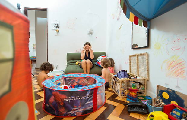 A educadora Caroline Chamusca brinca com crianas em uma creche 'alternativa' no Rio