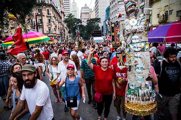 Com blocos carnavalescos, grupo de manifestantes pr-governo fazem protesto no centro de SP