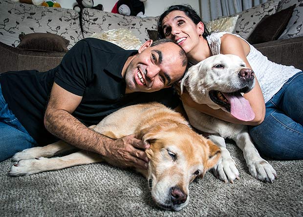 O casal Genival e Kátia, deficientes visuais, começaram o namoro quando foram buscar os cães-guia.