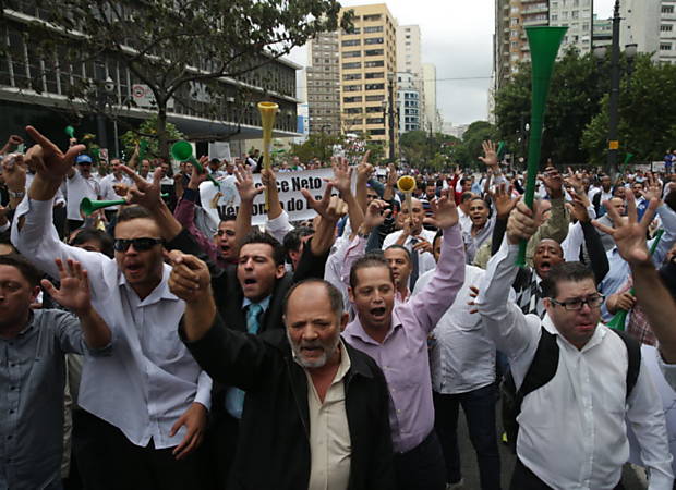 Protesto de taxistas contra o Uber em frente à Câmara de São Paulo