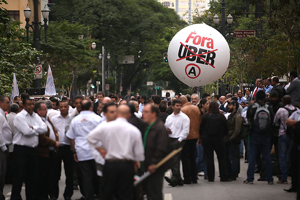SAO PAULO - SP - 27.04.2016 - Taxistas protestam em frente a Camara Municipal de Sao Paulo, onde sera votado nesta tarde o projeto de regulamentacao do Uber.. (Foto: Danilo Verpa/Folhapress, PODER) ORG XMIT: UBER X TAXI