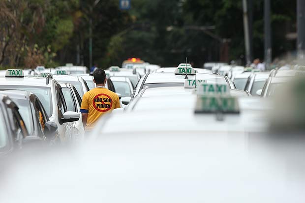 SAO PAULO,SP,BRASIL -271-04-2016: Taxistas contra a legalizao do Uber durante protesto em frente  Cmara Municipal de SP. (Foto: Eduardo Knapp / Folhapress)