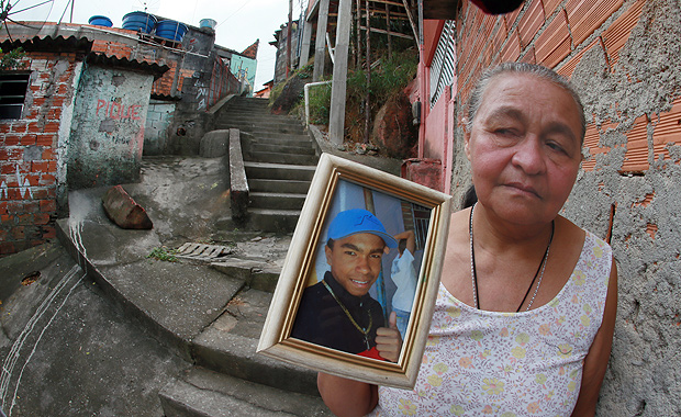Josefa Siqueira, 64, com foto do sobrinho Douglas, 16, uma das quatro vtimas de chacina