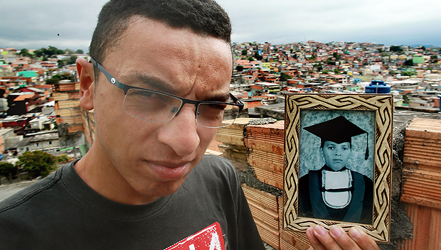 Luiz Carlos dos Santos com a foto do irmo, Matheus, 16, outra vtima; crime ocorreu em setembro na Grande SP
