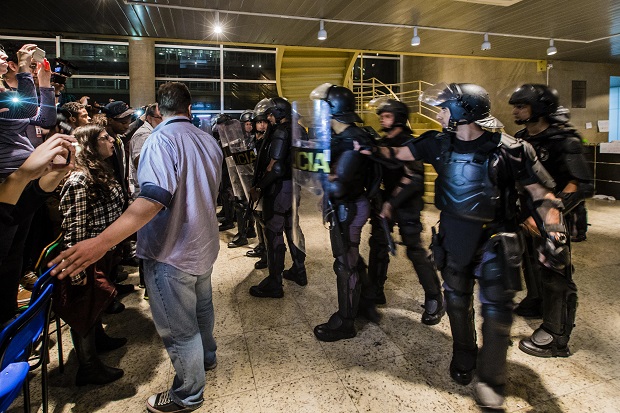Policiais militares deixam o Centro Paula Souza, ocupado por estudantes, na noite de segunda (2)