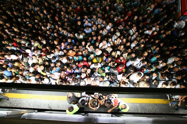 Passageiros tentam embarcar na estação Sé do metrô