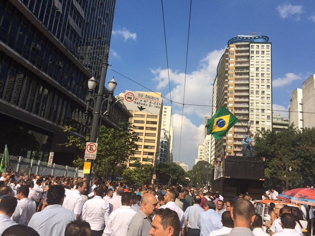 Protesto de taxistas em frente  Cmara Municipal de So Paulo contra o projeto que regulariza o Uber
