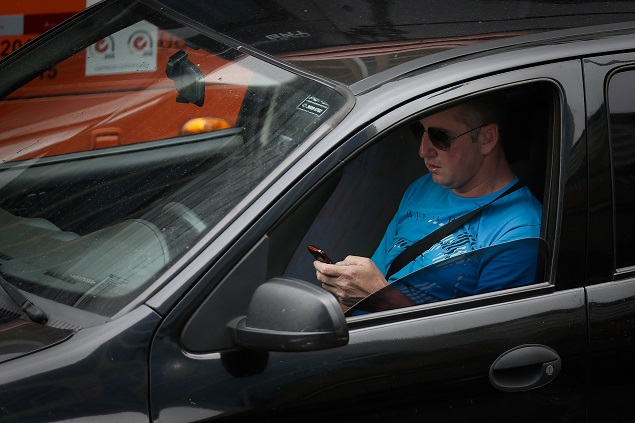 Motoristas usa celular enquanto est dirigindo na avenida Paulista, em So Paulo