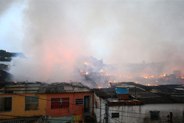 Incndio de grande proporo atinge dezenas de barracos em favela na rua Manuel Cherem, prxima do aeroporto de Congonhas, em SP