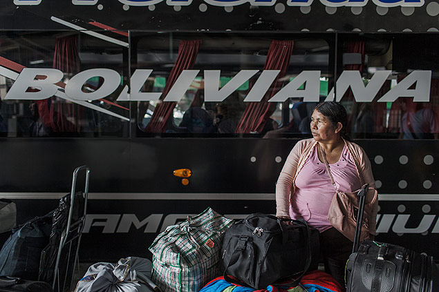 Mulher aguarda hor�rio de embarque em �nibus para Bol�via na rodovi�ria da Barra Funda, em SP