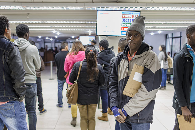 O haitiano Wilberre Chapron, 45, na fila para conseguir um visto de trabalho no Chile; ele morou por 15 meses no Brasil