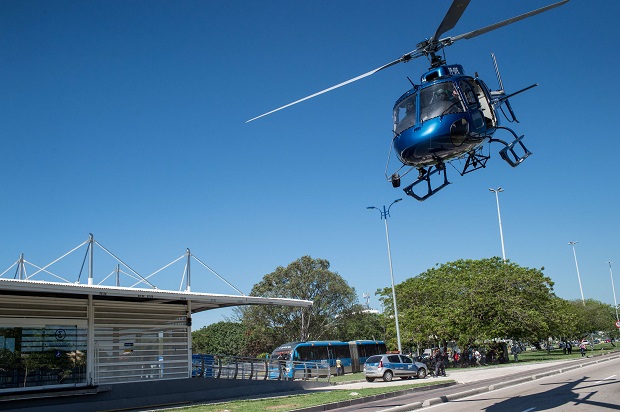 Helicóptero do Bope em simulação de sequestro de BRT, em 2015
