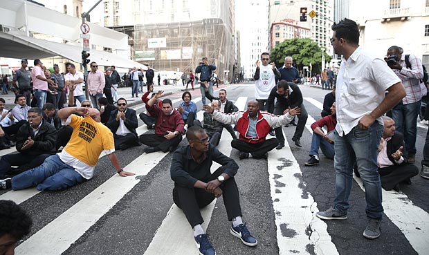 Taxistas protestam na rua Libero Badar contra o decreto do prefeito Fernando Haddad, que libera aplicativos como o Uber