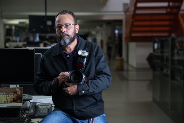 O reporter-fotogrfico Rivaldo Gomes, do jornal "Agora", do Grupo Folha