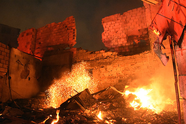 So Paulo - 14.05.2016 - COTODIANO - Incndio na Comunidade de Paraispolis. Foto: Luciano Amarante/Folhapress