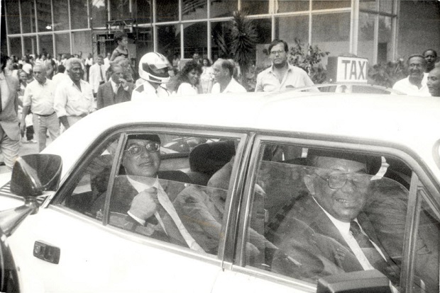 Paulo Maluf, em 1993, no carro de Natalcio Bezerra, lder do sindicato dos taxistas at hoje