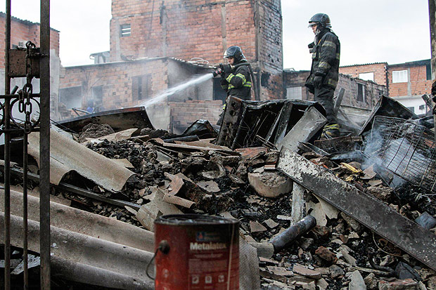 Bombeiros fazem neste domingo (15) o trabalho de rescaldo em rea de Paraispolis atingida por incndio 