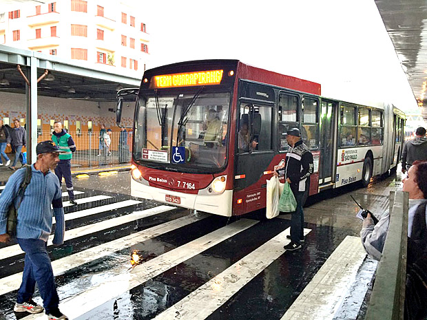 Já começam a sair do terminal parque dom Pedro ônibus com passageiros