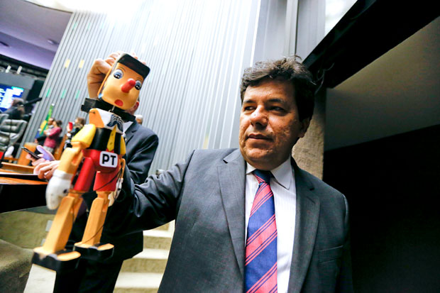 Lder do DEM na Cmara, deputado Mendona Filho segura boneco do personagem Pinquio, com a sigla PT colada no peito 