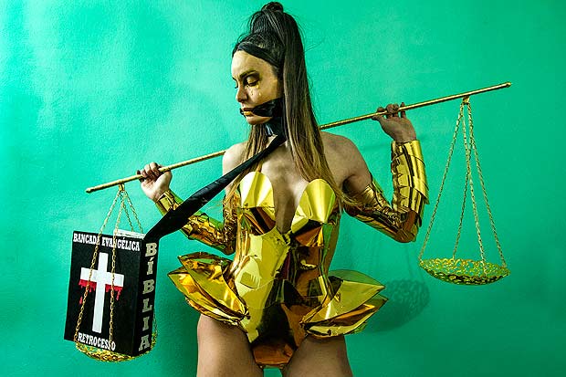 A atriz transexual Viviany Beleboni com figurino inspirado na deusa grega Tmis, da Justia