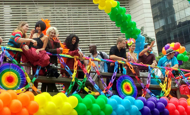 Em cima do trio, elenco da série "Sense 8" participa da Parada Gay de SP