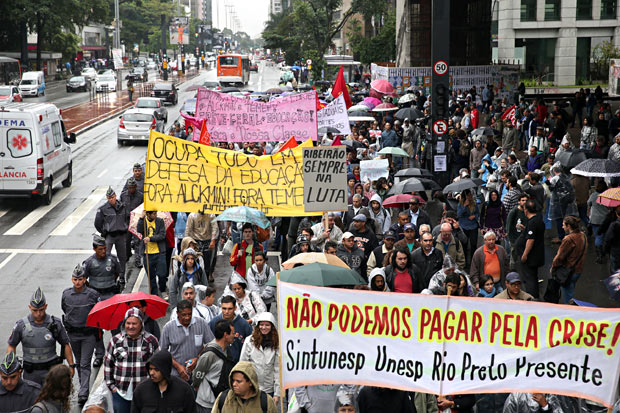Em protesto, trabalhadores da USP fecharam duas faixas da avenida Paulista. no sentido Consolao