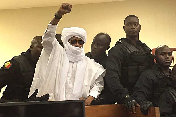 Hissene Habr, ex-ditador do Chade, levanta o brao durante audincia que o declarou culpado no Senegal