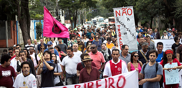 SAO PAULO/SP BRASIL. 01/06/2016 - Medicos e funcionarios do Hospital Universitario da USP em greve fazem passeata pedindo contratacoes. Eles saem do porto 1 da USP e fazem caminhada ate o Palacio dos Bandeirantes.(foto: Zanone Fraissat/FOLHAPRESS, COTIDIANO)***EXCLUSIVO***