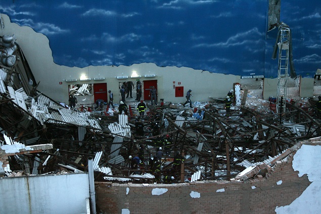 O teto da igreja Renascer em Cristo no Cambuci, na zona sul de So Paulo, desabou em janeiro de 2009