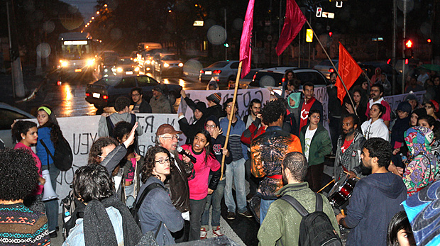 Funcionários e alunos da USP protestam em frente à entrada principal da instituição