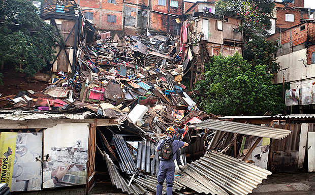 O desabamento de um morro em Paraispolis, na zona sul de So Paulo, atingiu cerca de 20 casas