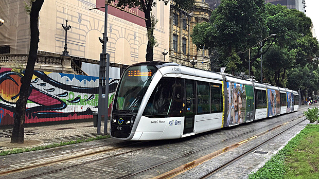 Novo VLT (Veculo Leve sobre Trilhos) em sua viagem inaugural, no Centro do Rio, neste domingo (5)