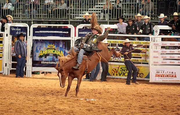 AMERICANA, SP, BRASIL, 13-06-2014: Cowboy, durante performance em cima de cavalo, na Festa do Peo de Boiadeiro de Americana (SP). (Foto: Silva Junior/Folhapress)