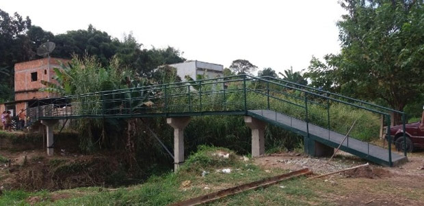 Ponte ligando os bairros de Nova Esperança e São Luiz, em Barra Mansa 