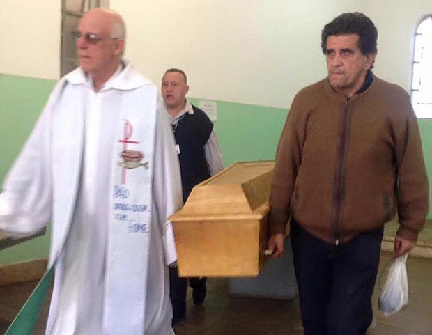 Aps orao, Padre Julio Lancellotti carrega caixo de homem morto pelo frio junto a morador de rua 
