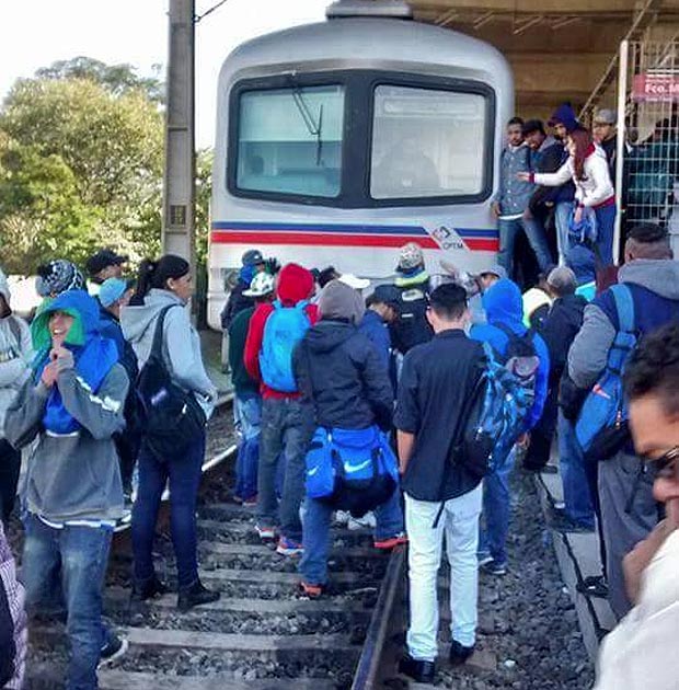 Usurios impedem sada de trem na estao Vila Aurora da linha 7-rubi