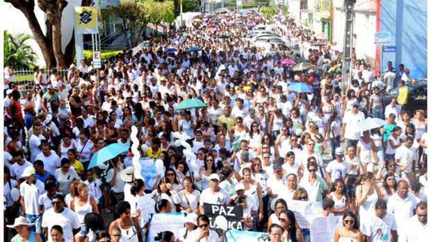 Passeata por justia em caso de professores homossexuais mortos mobilizou populao de Santaluz