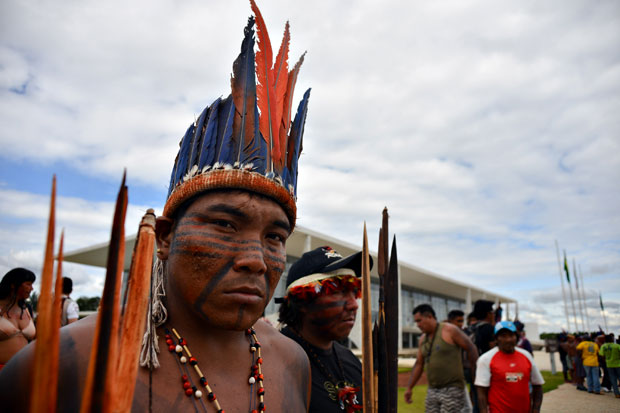 ndigenas das tribos maranhenses de Kanela, Gavio e Guajajara em protesto em Braslia em 2012