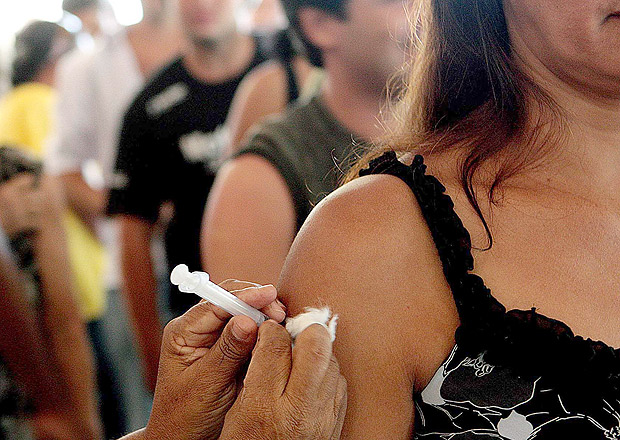 Mulher toma vacina para febre amarela; três Estados têm casos confirmados da doença 
