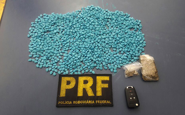 No total, 1.400 comprimidos foram apreendidos pela PRF na rodovia Presidente Dutra