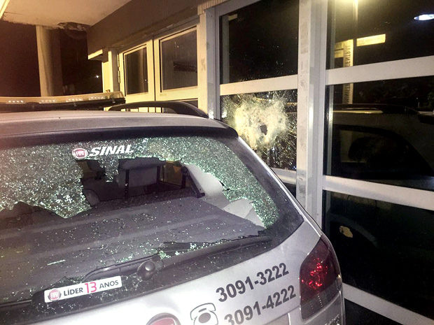 Manifestantes danificam carro da guarda universitria da USP e quebram vidro da antiga reitoria 
