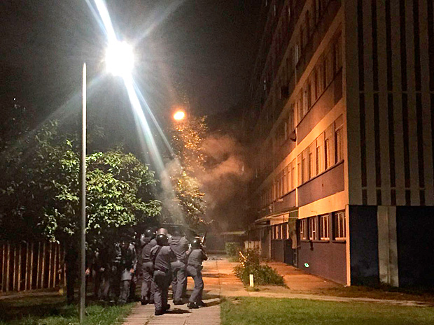 Policiais lanam bombas de efeito moral e gs lacrimogneo