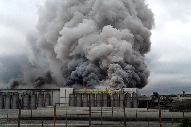 Incndio destri fbrica de plsticos em Guarulhos, na Grande SP