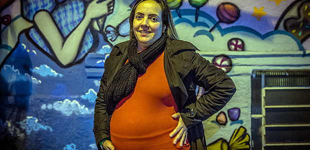 Maria Jaqueline Derolle Chezine, 37, na porta de uma maternidade no bairro Paraiso. Maria fala o que acha sobre as novas regras para cesareas. (Foto: Eduardo Anizelli/Folhapress, COTIDIANO) ***EXCLUSIVO***