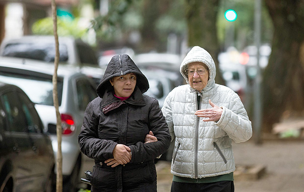 Mulheres caminham agasalhadas pela regio de Higienpolis, no centro de SP, em dia de frio