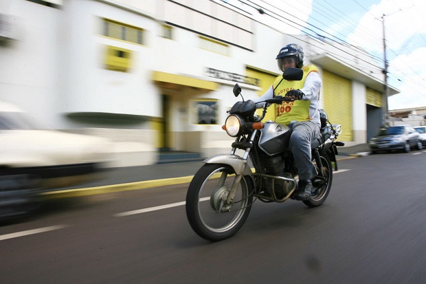 Mototaxista trafega pela avenida Brasil na zona norte de Ribeiro Preto (SP)