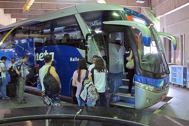 Passageiros embarcam em nibus no Terminal Rodovirio Tiet, em So Paulo (SP)