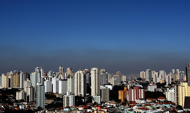 Faixa de poluio, sobre a cidade, observada na regio da zona norte da capital