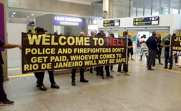 Policiais civis fazem ato no aeroporto internacional do Galeão, na Ilha do Governador