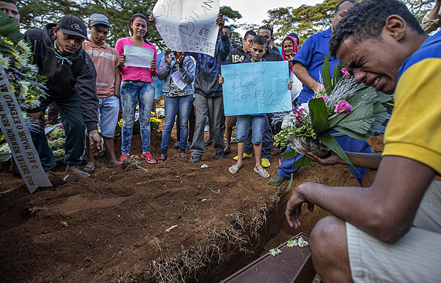 COTIDIANO - SAO PAULO - SP - Enterro do menino Waldik Gabriel Silva Chagas, de 11 anos, que foi morto no sabado por um soldado da GCM. 27/06/2016 - Foto Marlene Bergamo/Folhapress - 017